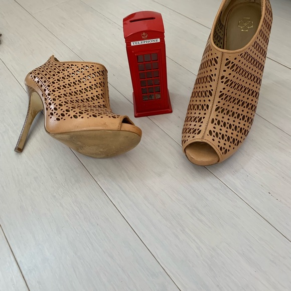 Ann Taylor tan open toe bootie size 8 1/2M. - Picture 4 of 4